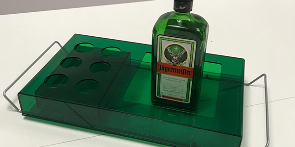 Display em acrílico verde de mesa desenvolvido para expor e divulgar bebidas | Bárions Produções